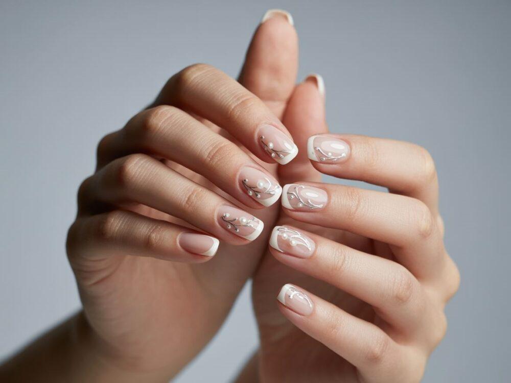francuski manicure ze zdobieniami