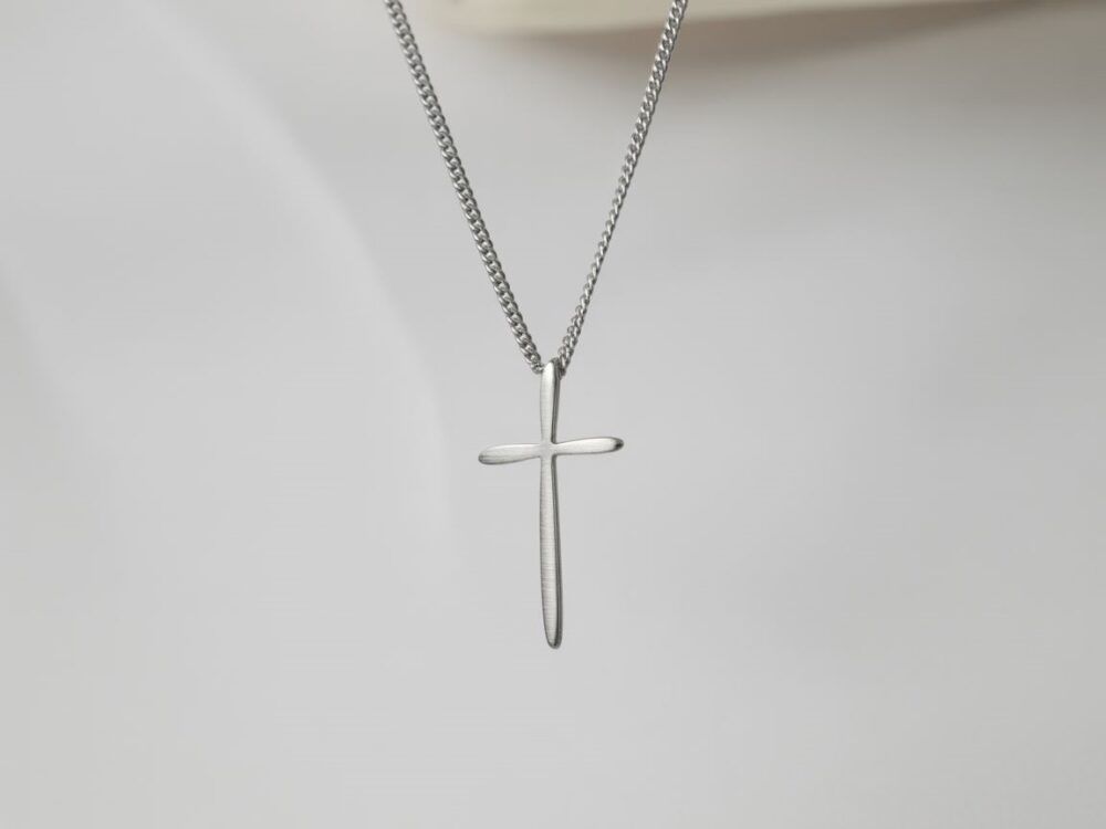 minimalistyczny naszyjnik krzyżyk
