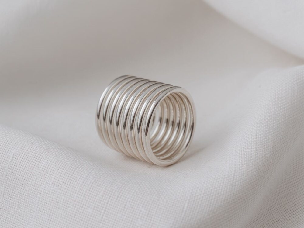 minimalistyczny pierścionek spiralny
