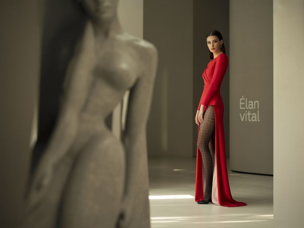 stylizacja z czerwoną sukienką i rajstopami